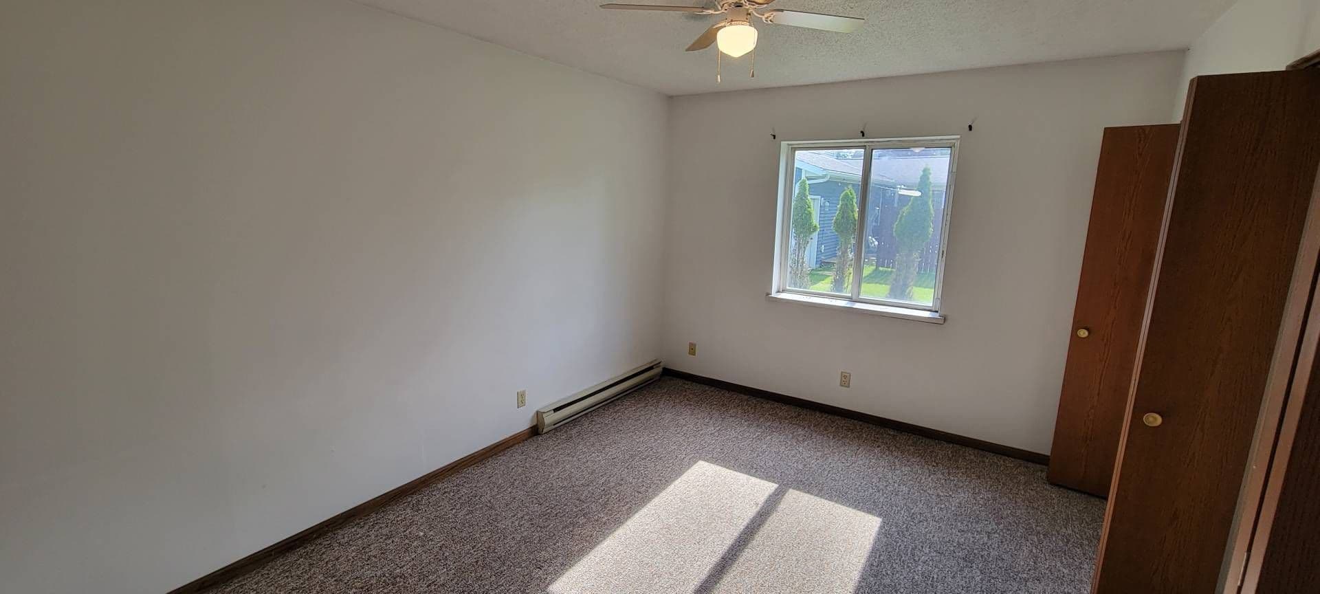 Stratford Apartment: 119000 E North St