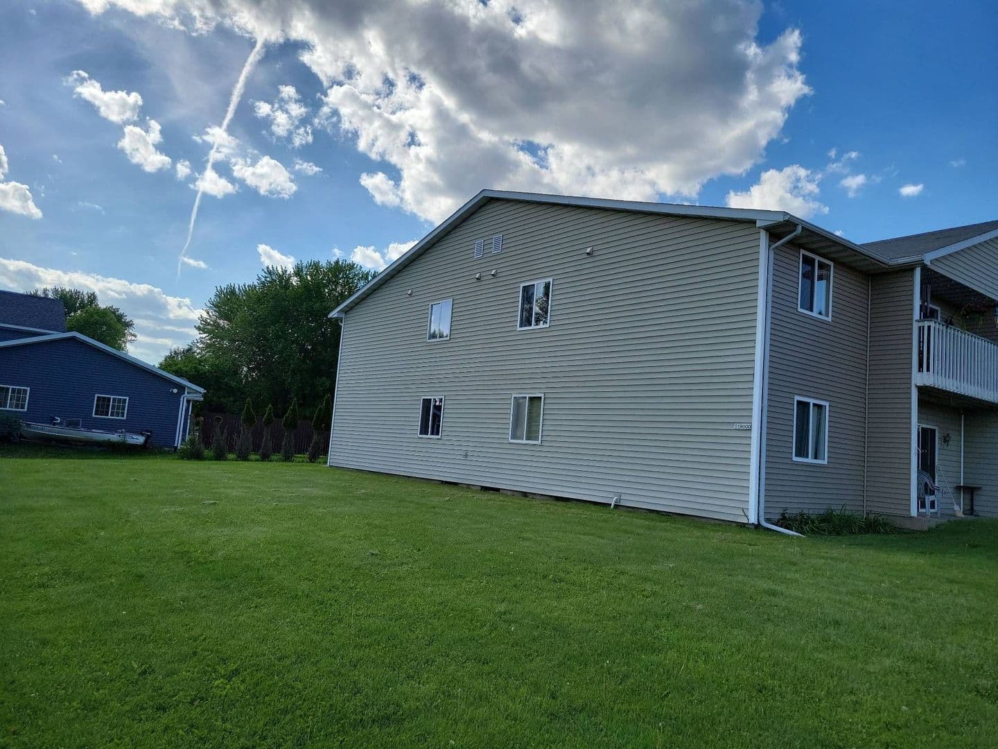 Stratford Apartment: 119000 E North St