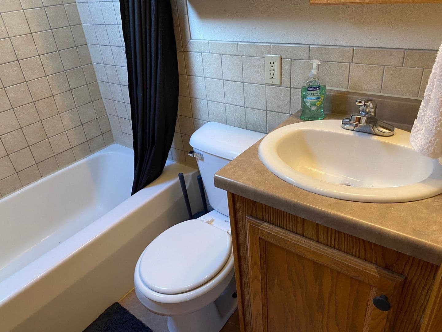 Marshfield Apartment: 410 N Maple Ave
