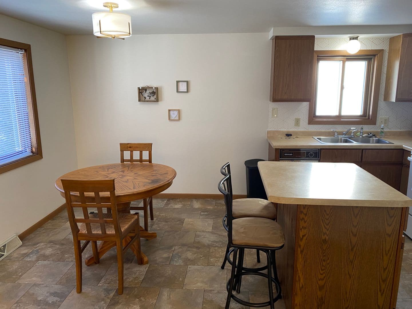 Marshfield Apartment: 307 S Vine Avenue