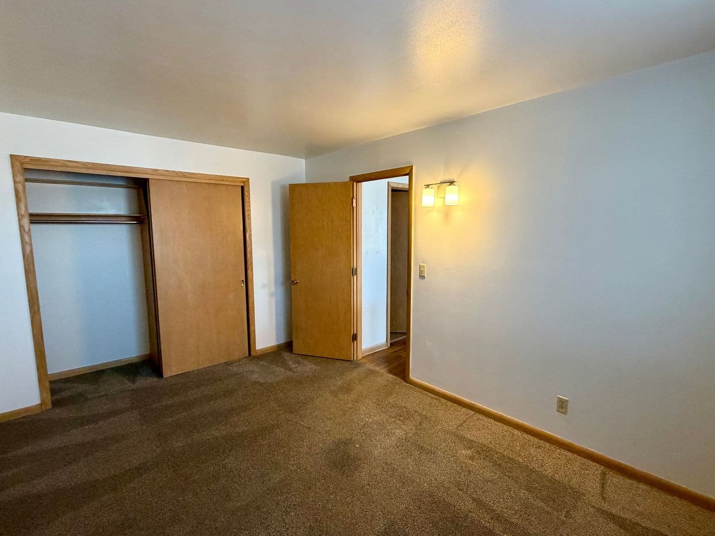 Stevens Point Apartment: 1100 Sunset Blvd