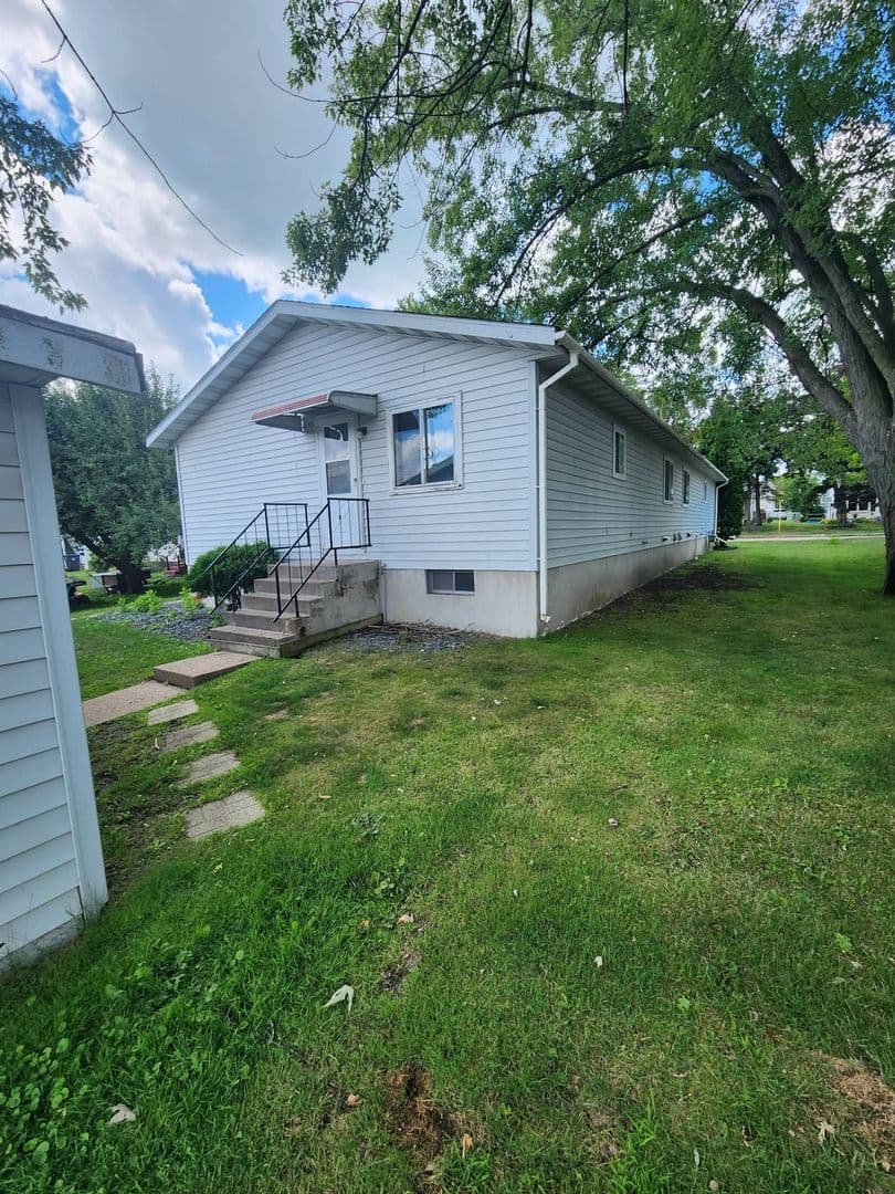 Marshfield Apartment: 307 S Vine Avenue