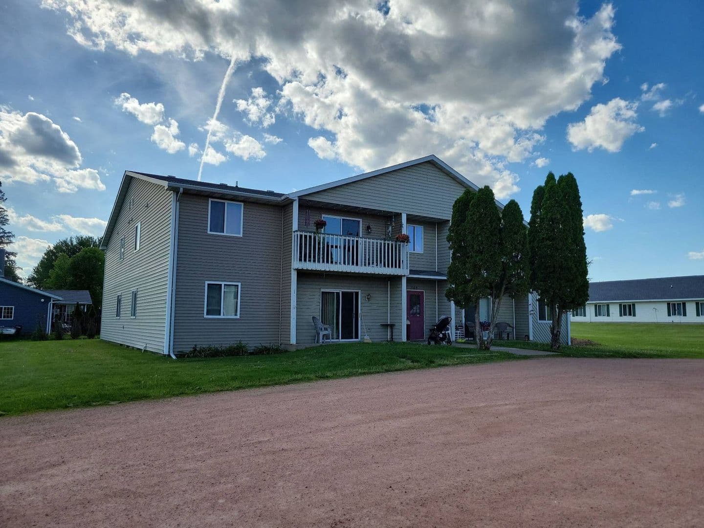 Stratford Apartment: 119000 E North St