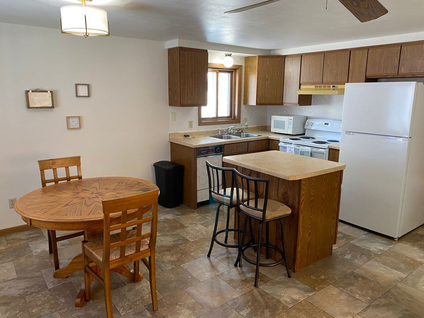 Marshfield Apartment: 307 S Vine Avenue