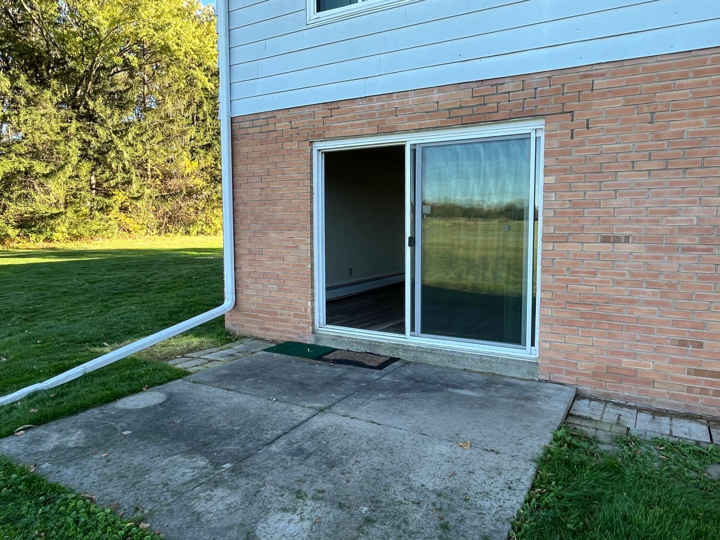 Marshfield Apartment: 619 Laurel Ct