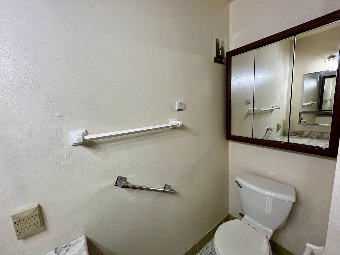 Marshfield Apartment: 619 Laurel Ct
