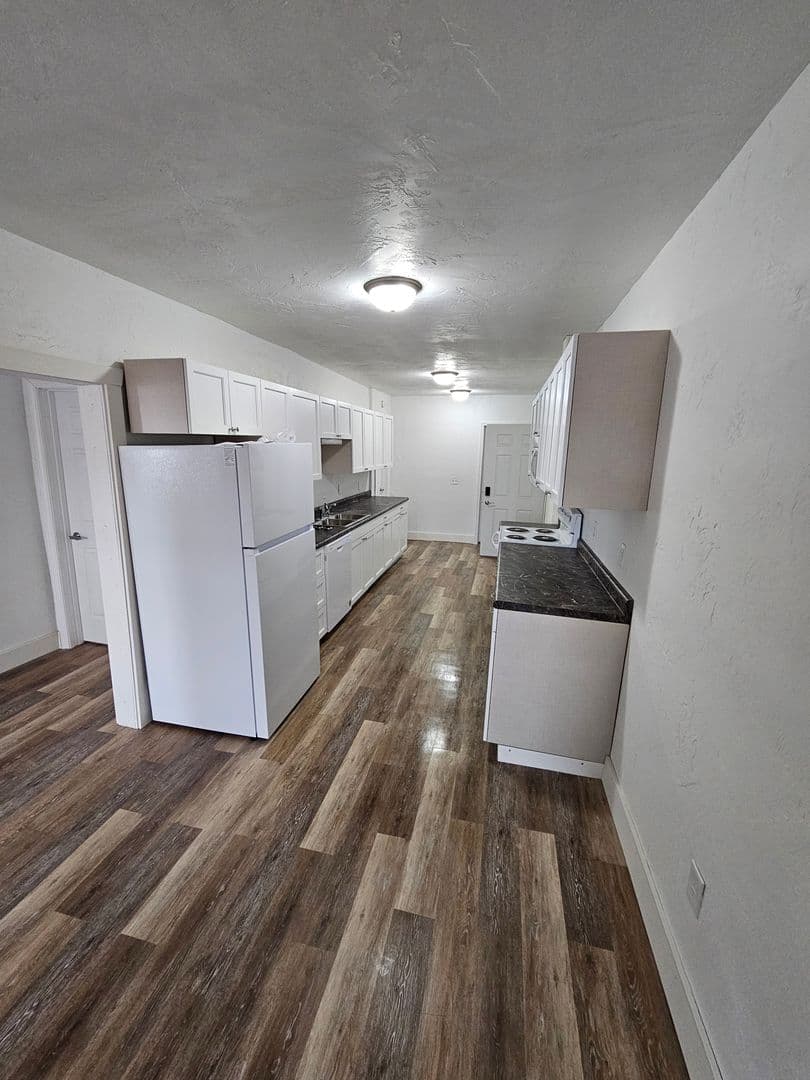 Gillett Apartment: 100 N Lake Ave