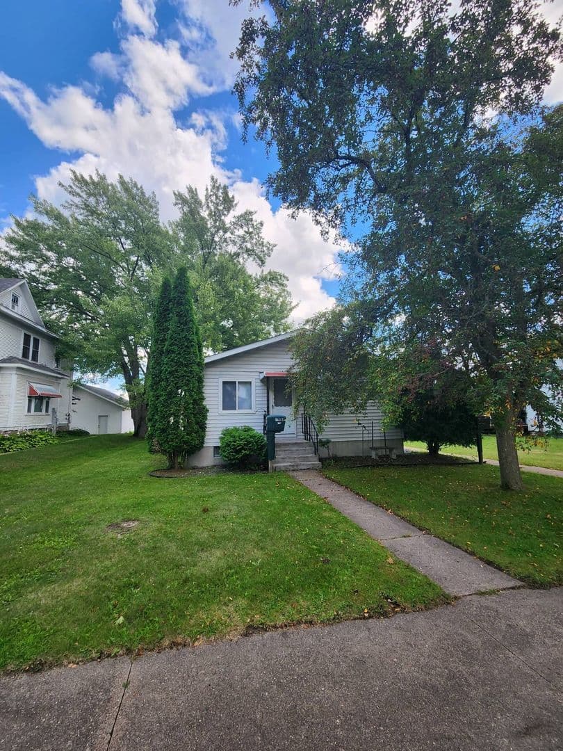 Marshfield Apartment: 307 S Vine Avenue