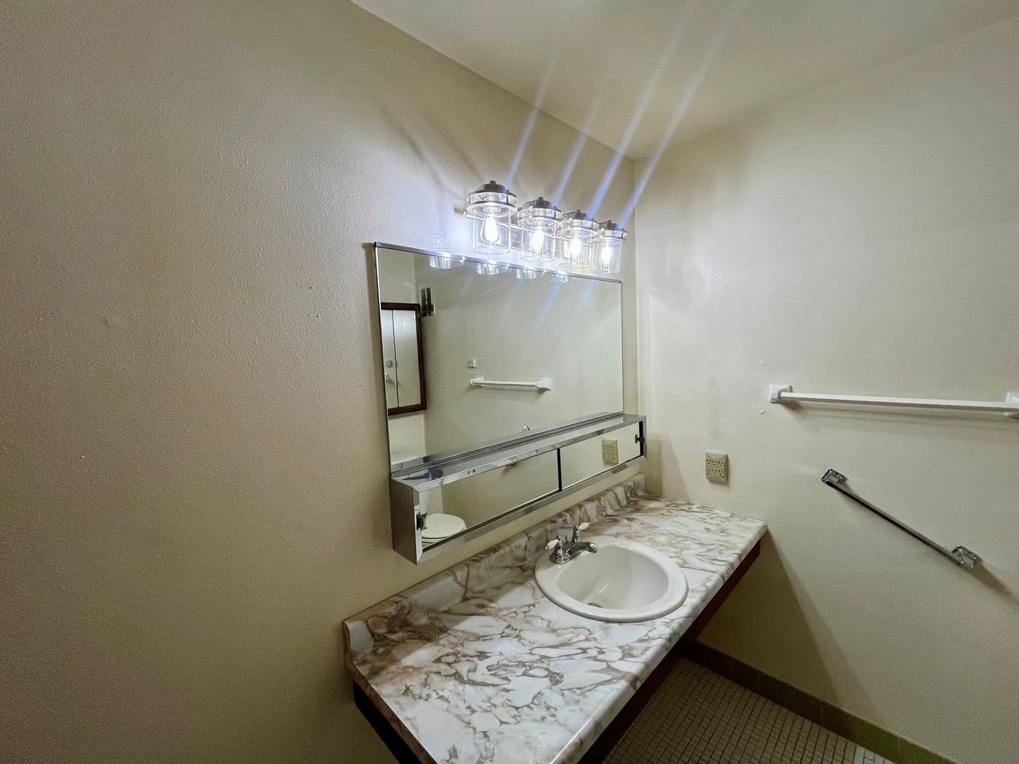 Marshfield Apartment: 619 Laurel Ct