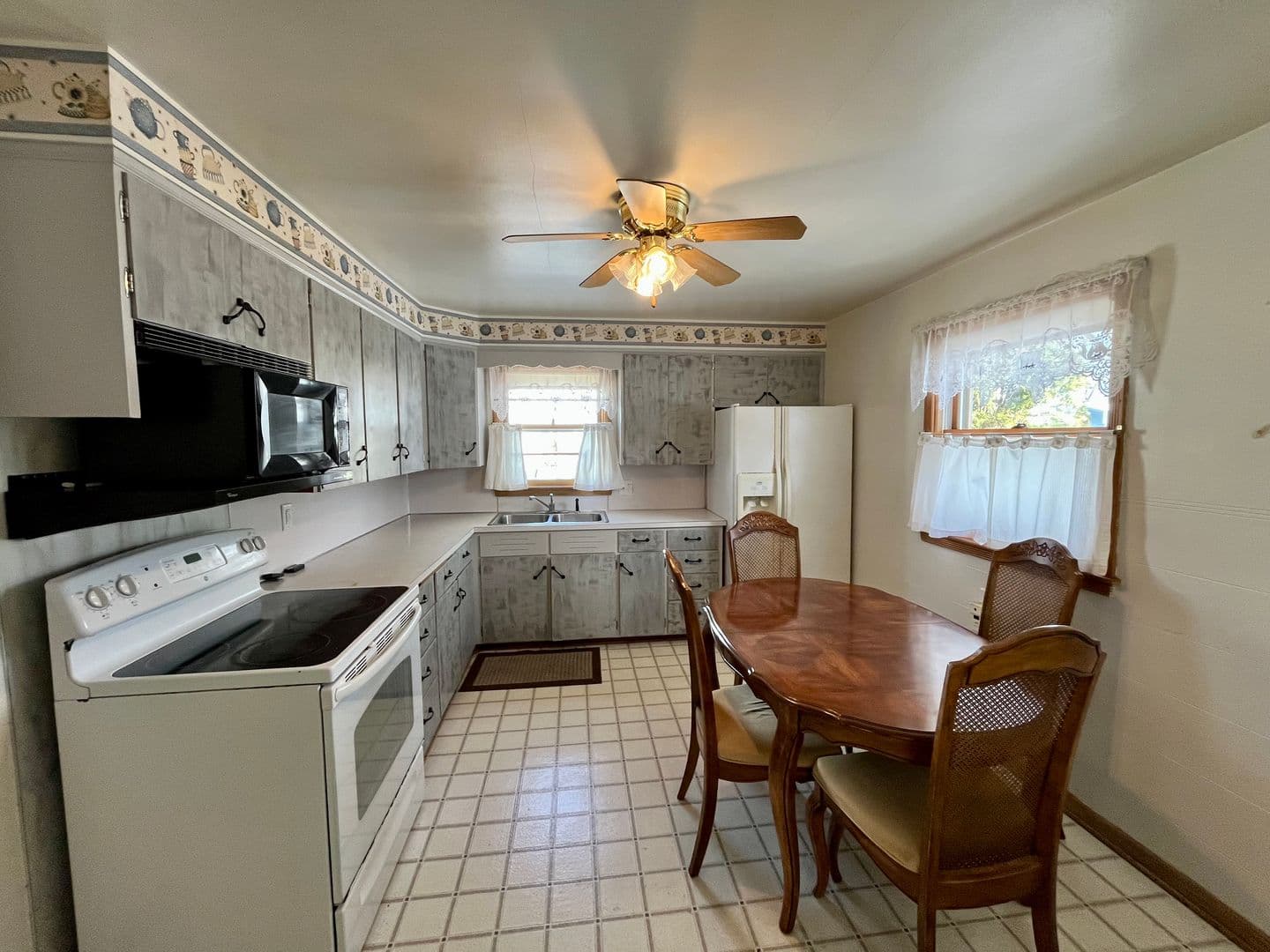 Merrill House: 806 Lake St
