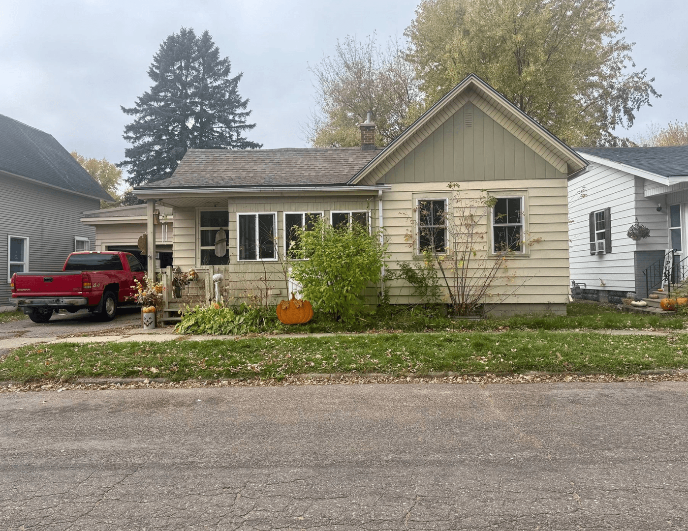 Merrill House: 604 N Genesee St