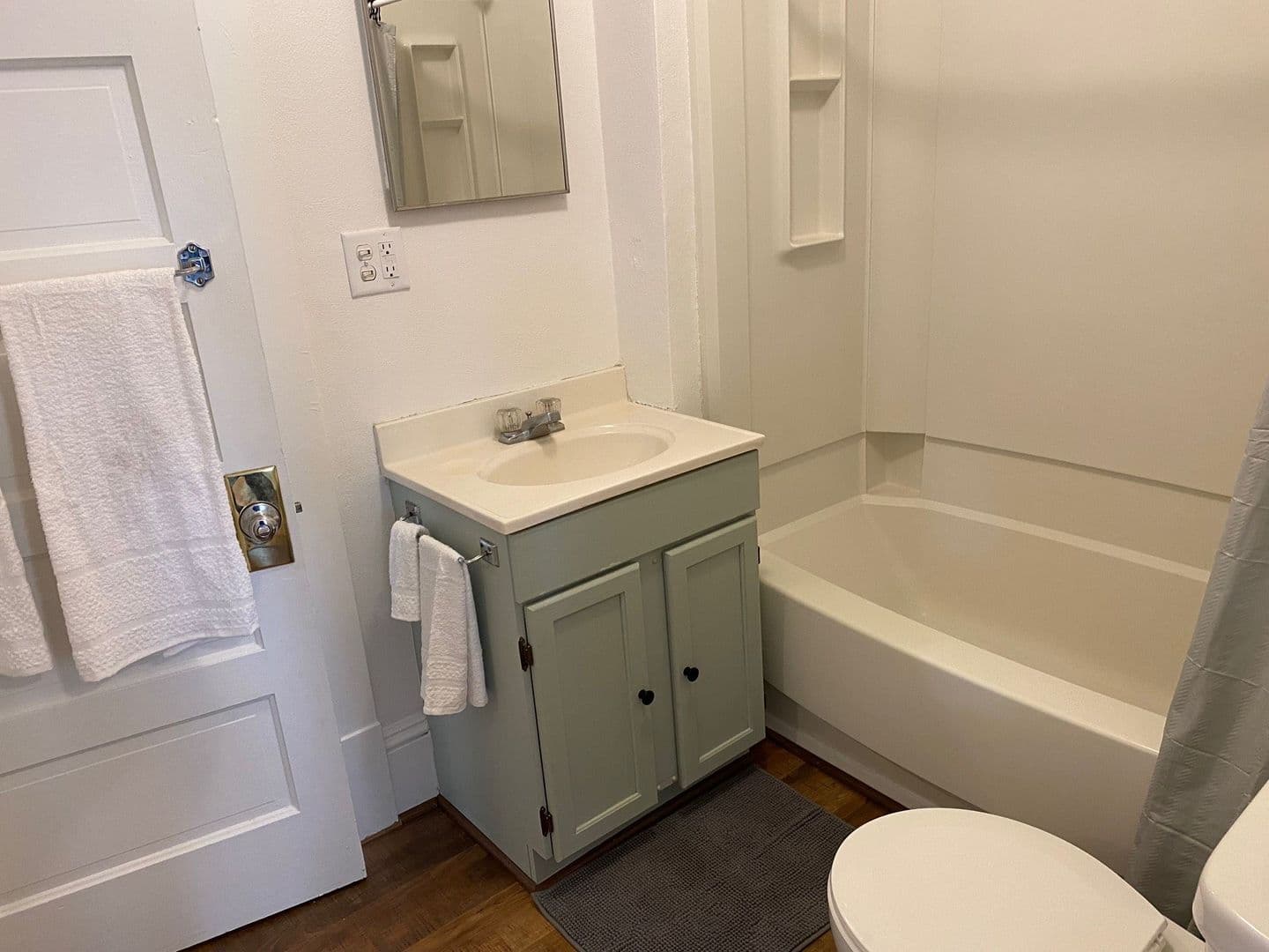 Marshfield Apartment: 410 N Maple Ave