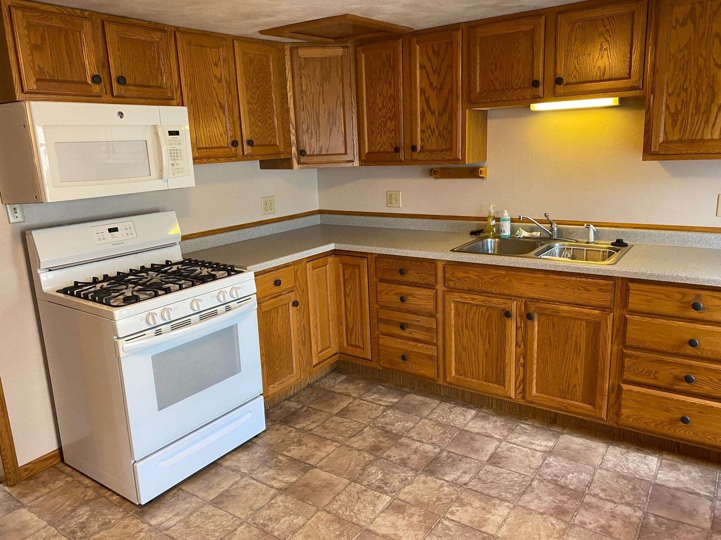 Marshfield Apartment: 410 N Maple Ave