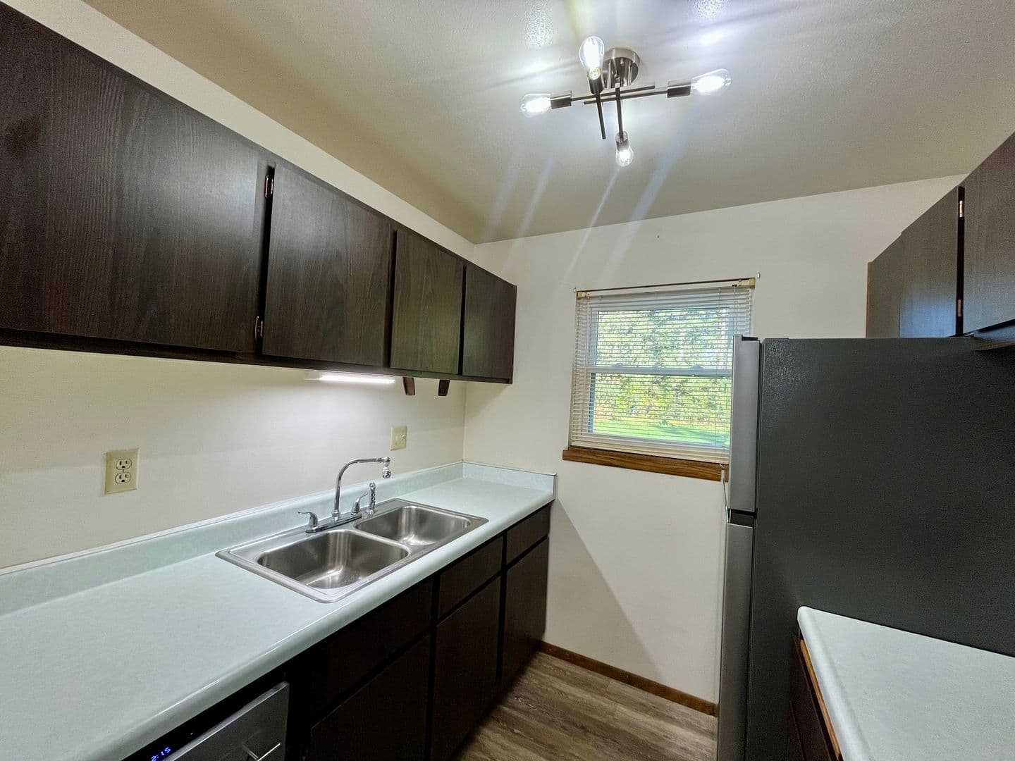 Marshfield Apartment: 619 Laurel Ct