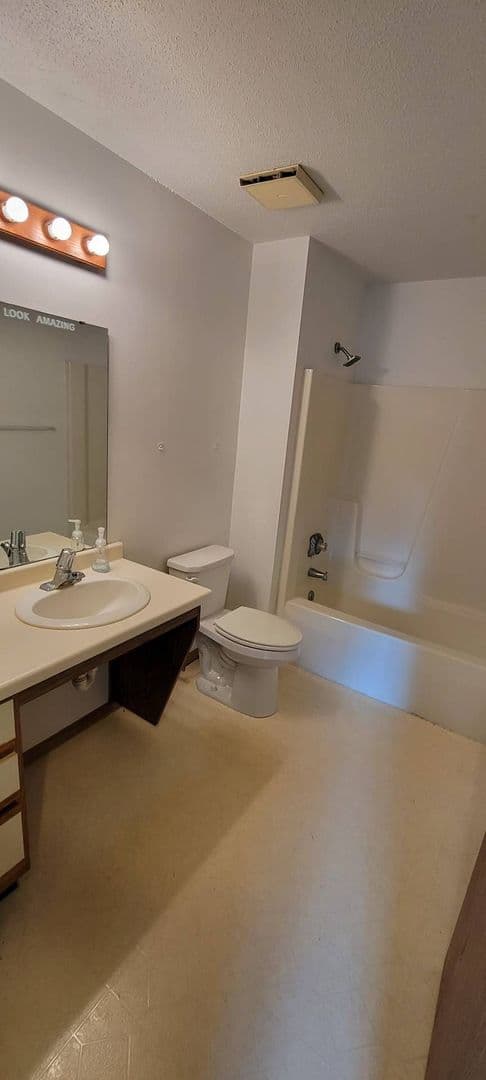 Stratford Apartment: 119000 E North St
