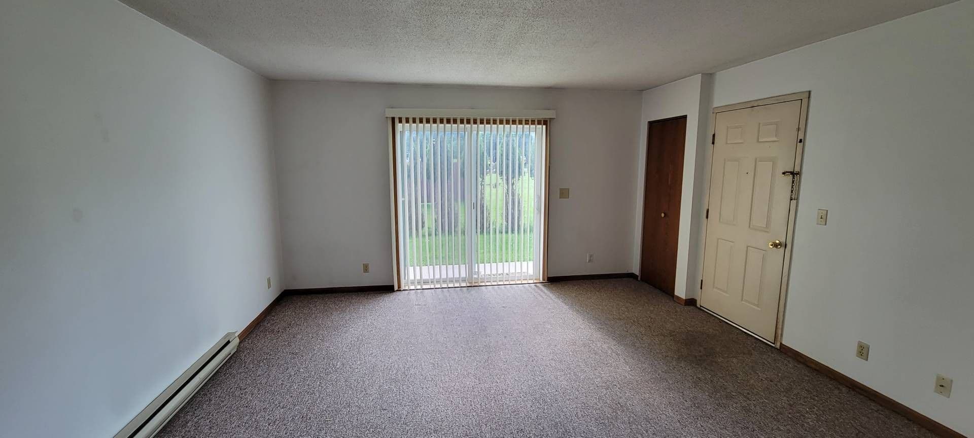 Stratford Apartment: 119000 E North St