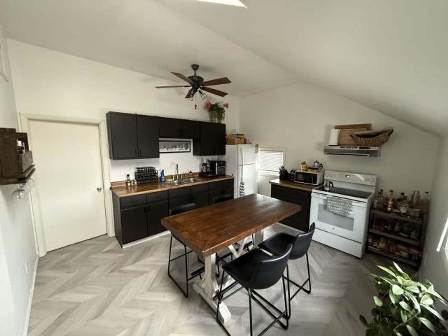 Marinette Apartment: 1134 Madison Avenue