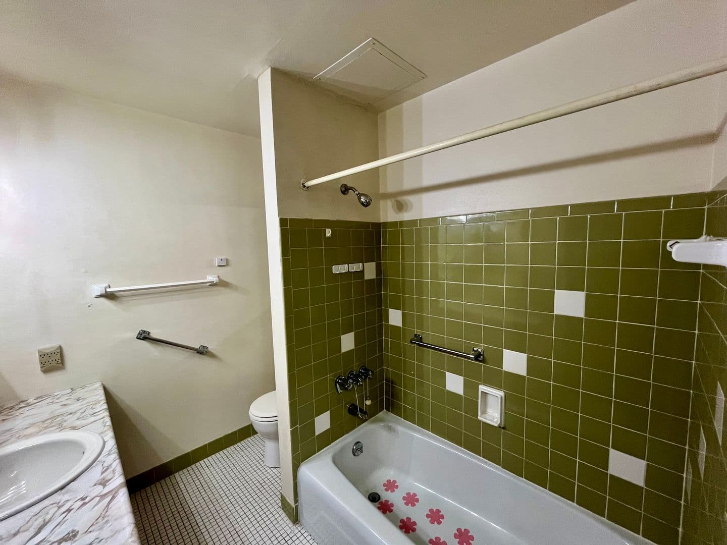 Marshfield Apartment: 619 Laurel Ct