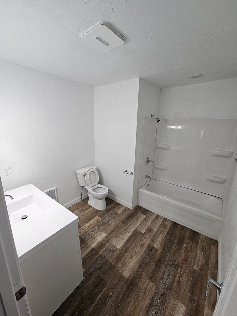Gillett Apartment: 100 N Lake Ave