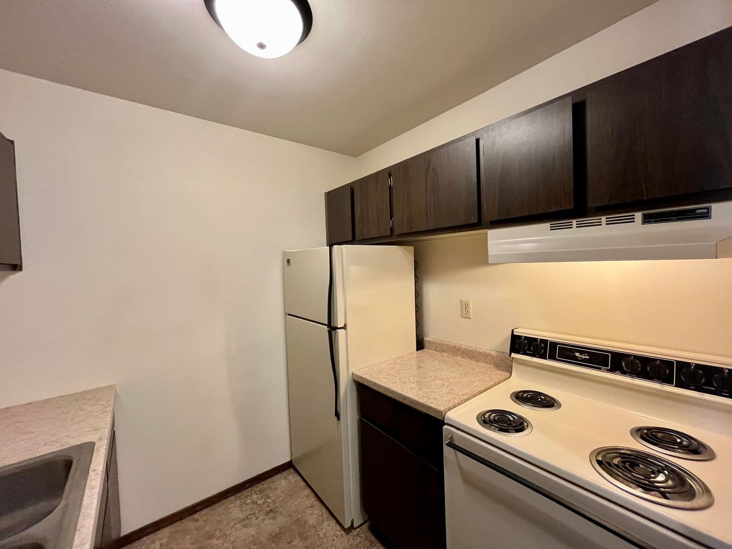 Marshfield Apartment: 619 Laurel Ct