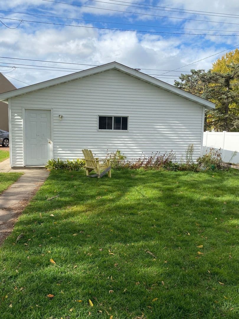 Marshfield Apartment: 410 N Maple Ave