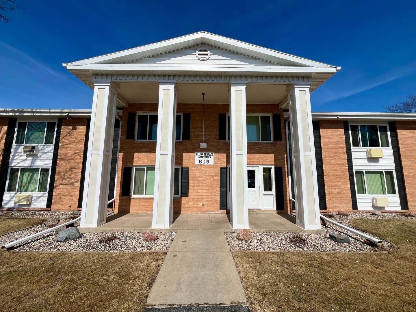 Marshfield Apartment: 619 Laurel Ct