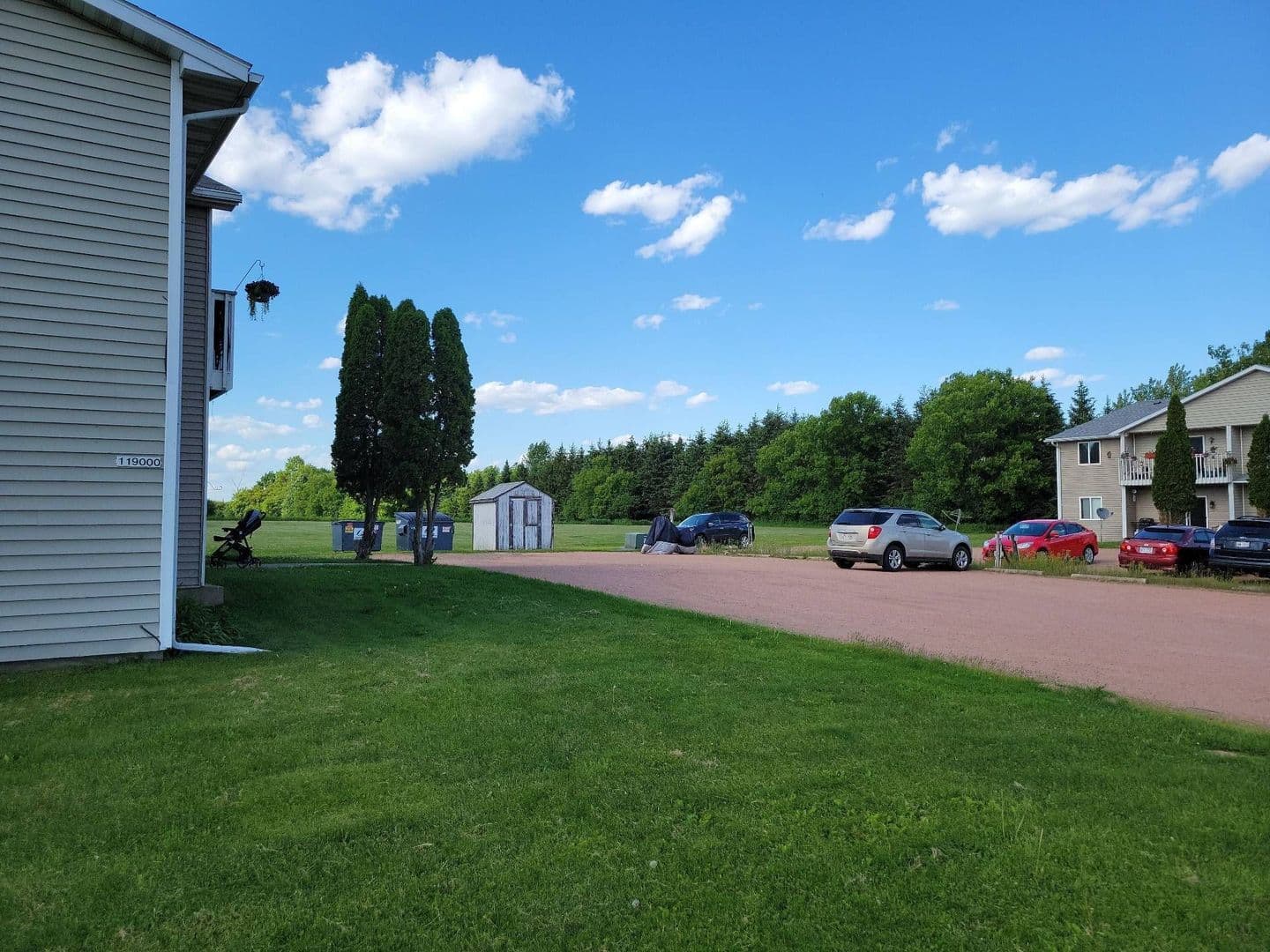 Stratford Apartment: 119000 E North St