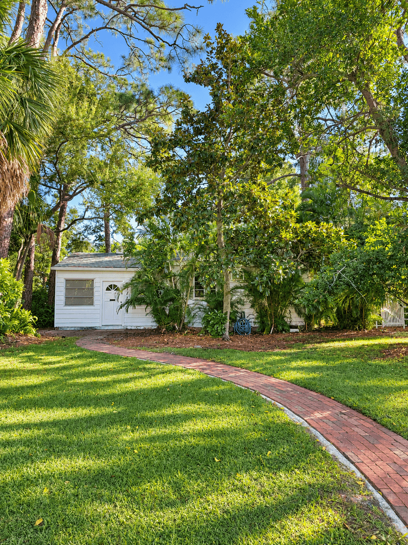 Saint Petersburg House: 7228 1st Ave S