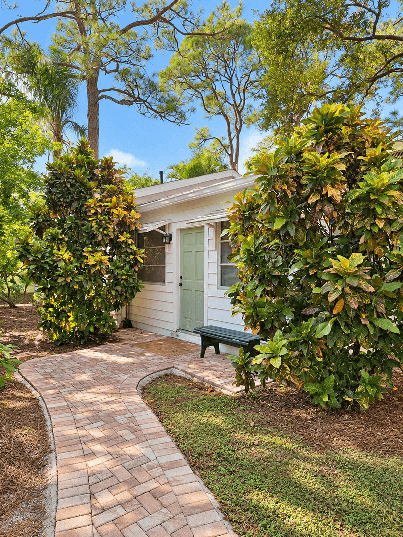 Saint Petersburg House: 7228 1st Ave S