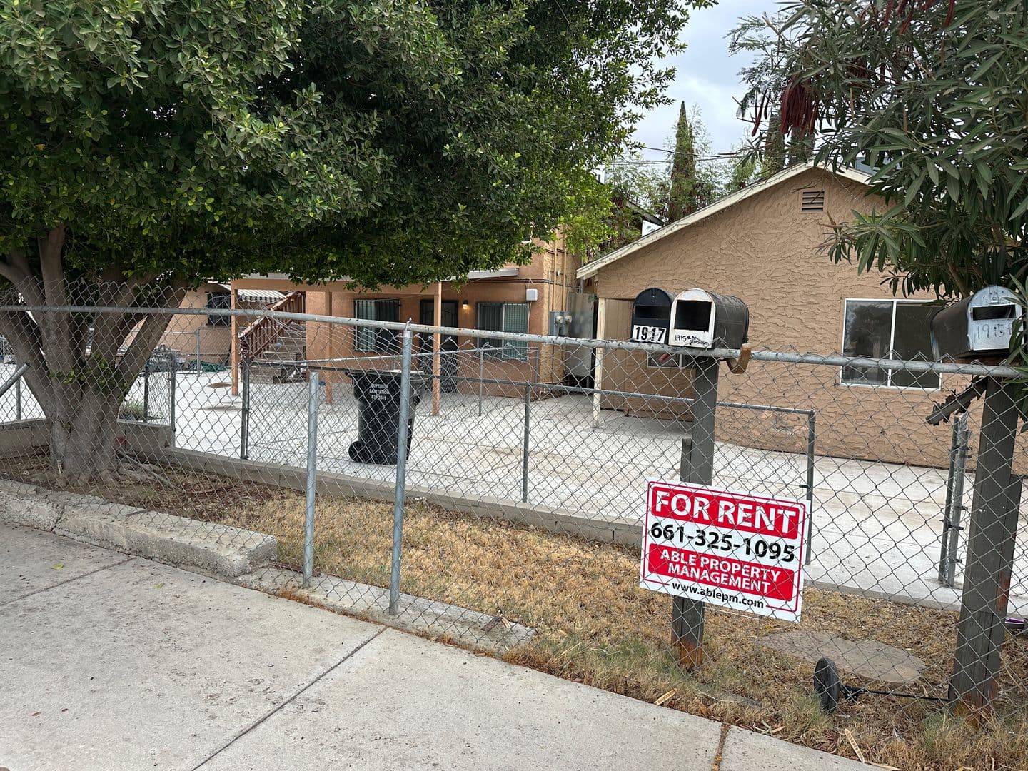 Bakersfield Apartment: 1915 Robinson St A-B