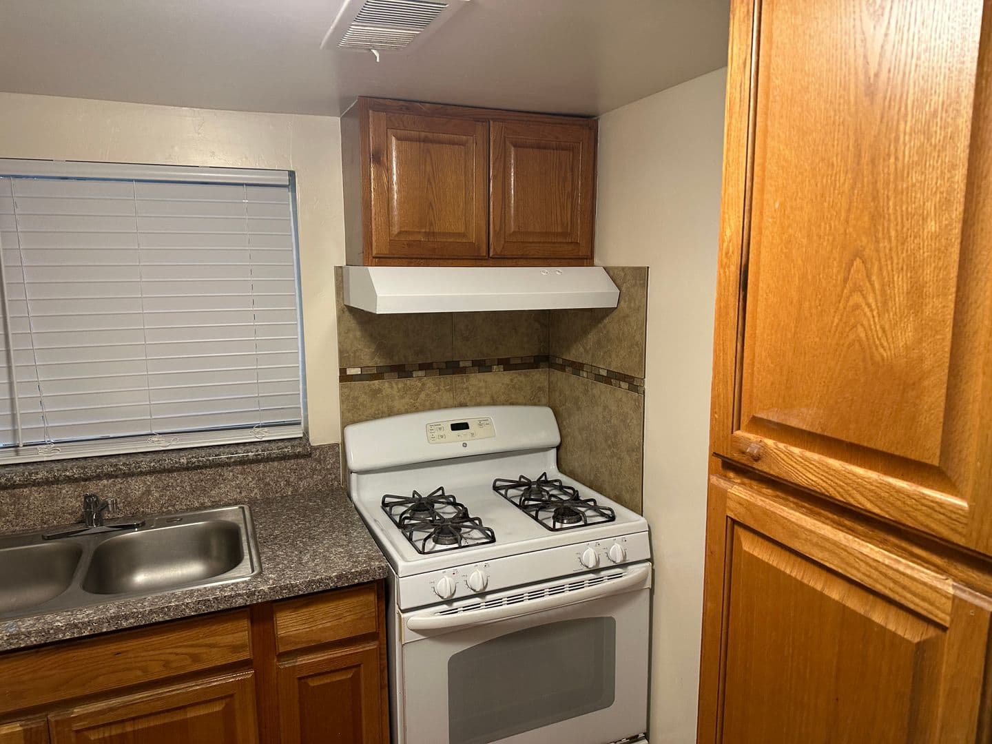 Bakersfield Apartment: 1915 Robinson St A-B