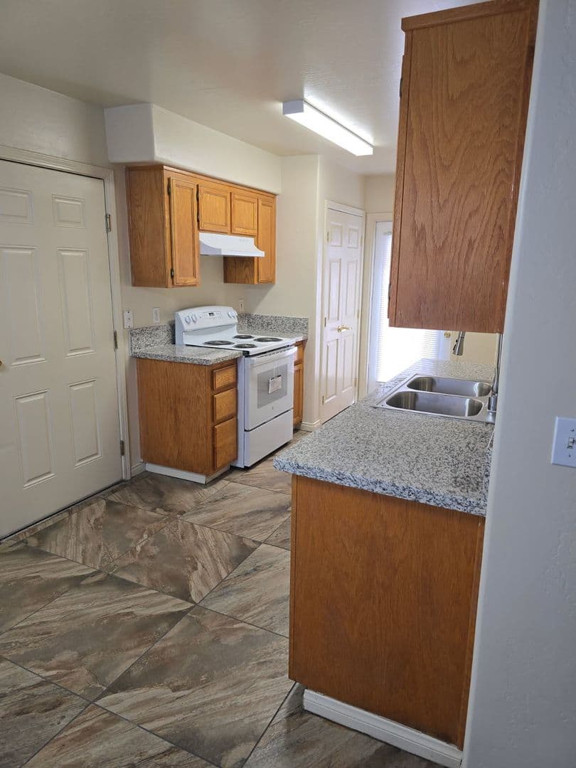 Bakersfield Apartment: 700 Spring Meadow Court