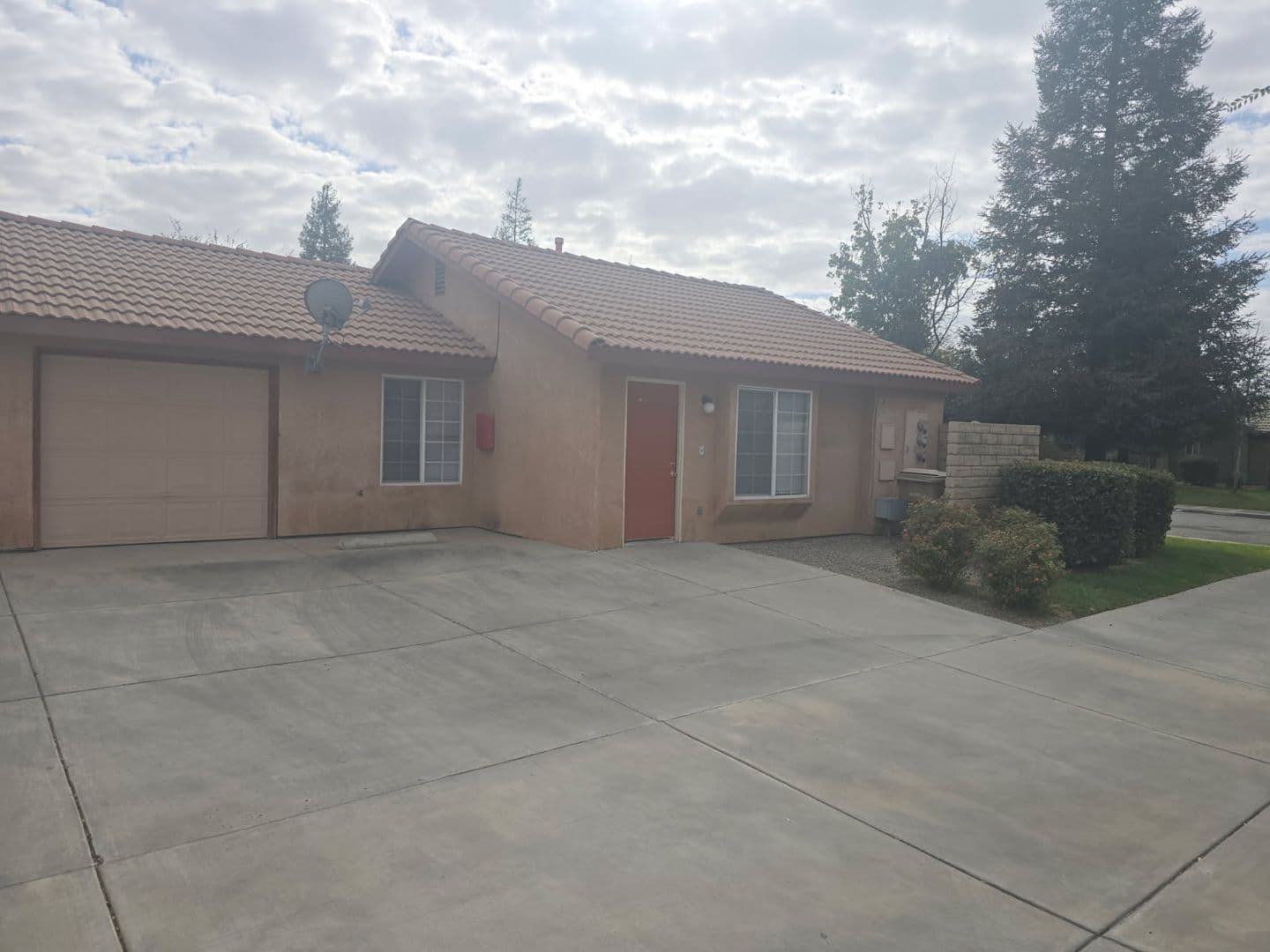 Bakersfield Apartment: 700 Spring Meadow Court
