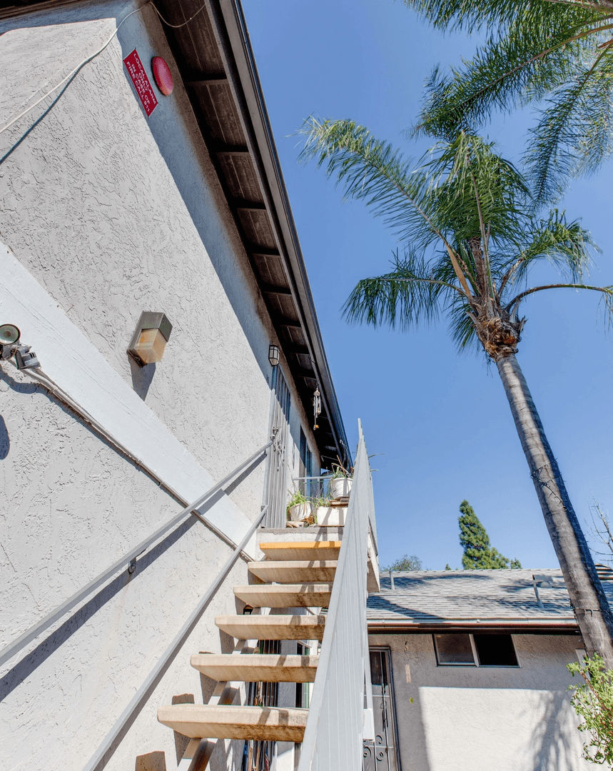 Fallbrook Apartment: 420 N. Pico Ave.