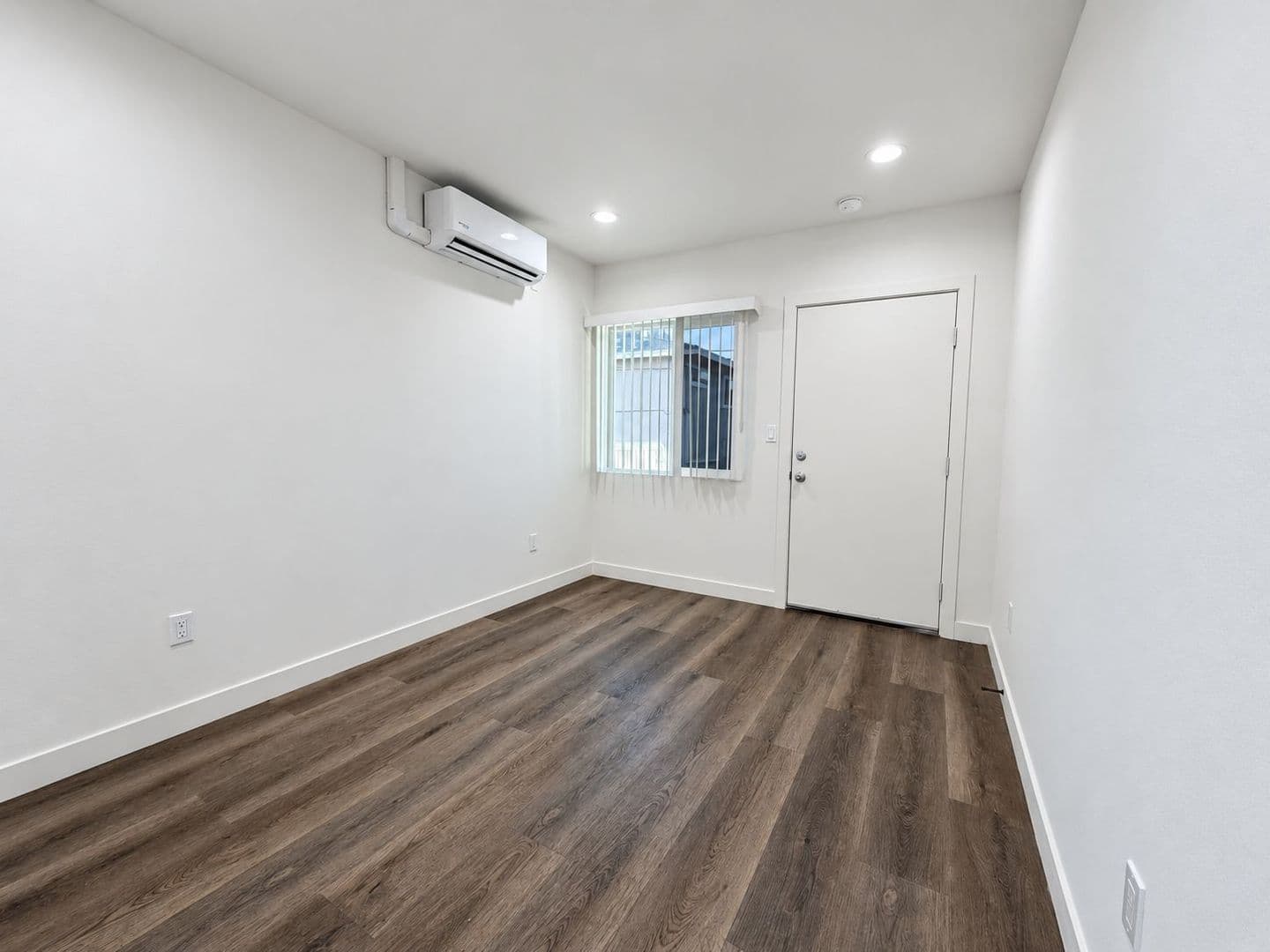 Van Nuys Apartment: 14108 Gilmore St