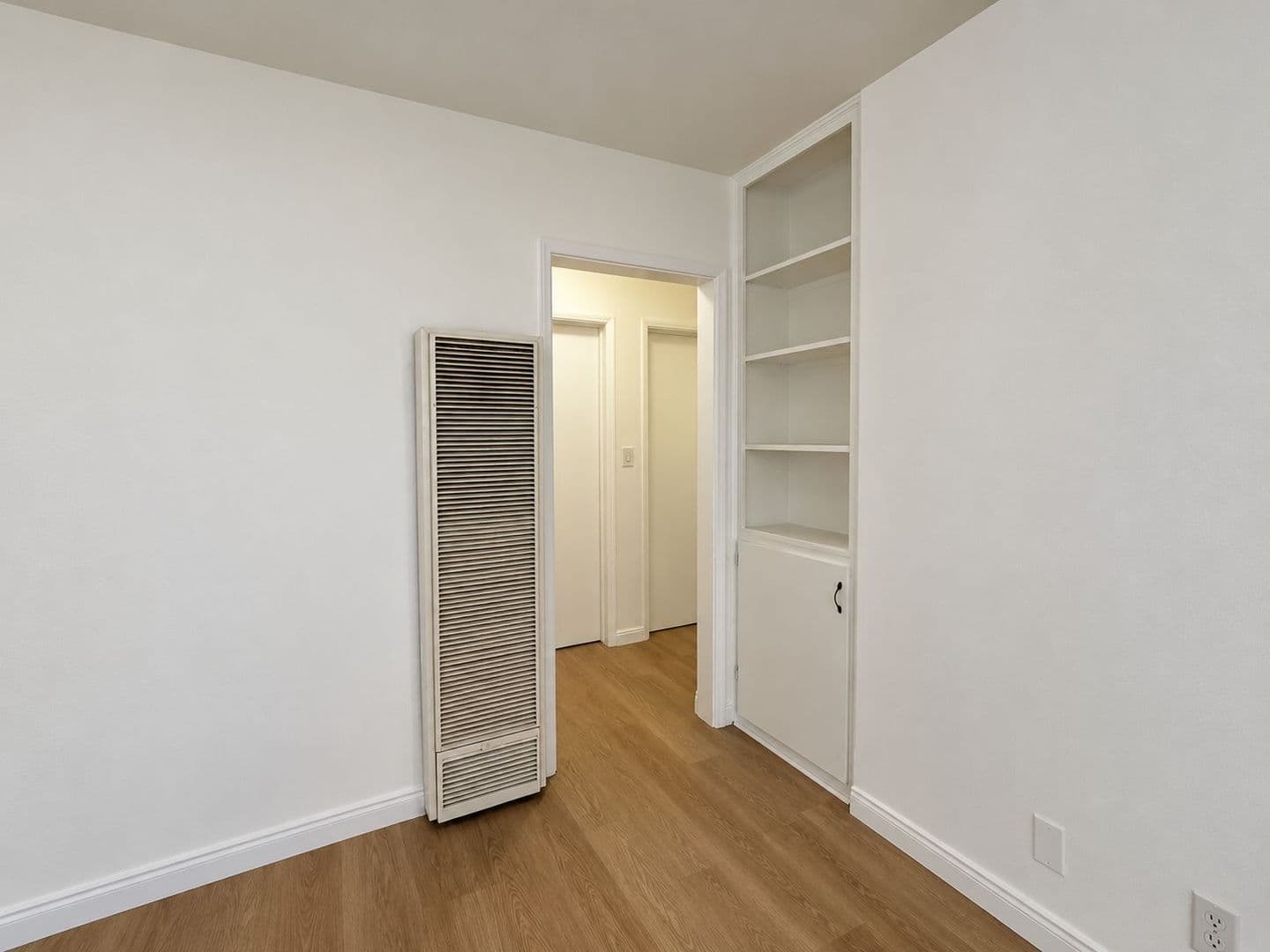 North Hollywood Apartment: 12805 Vanowen St