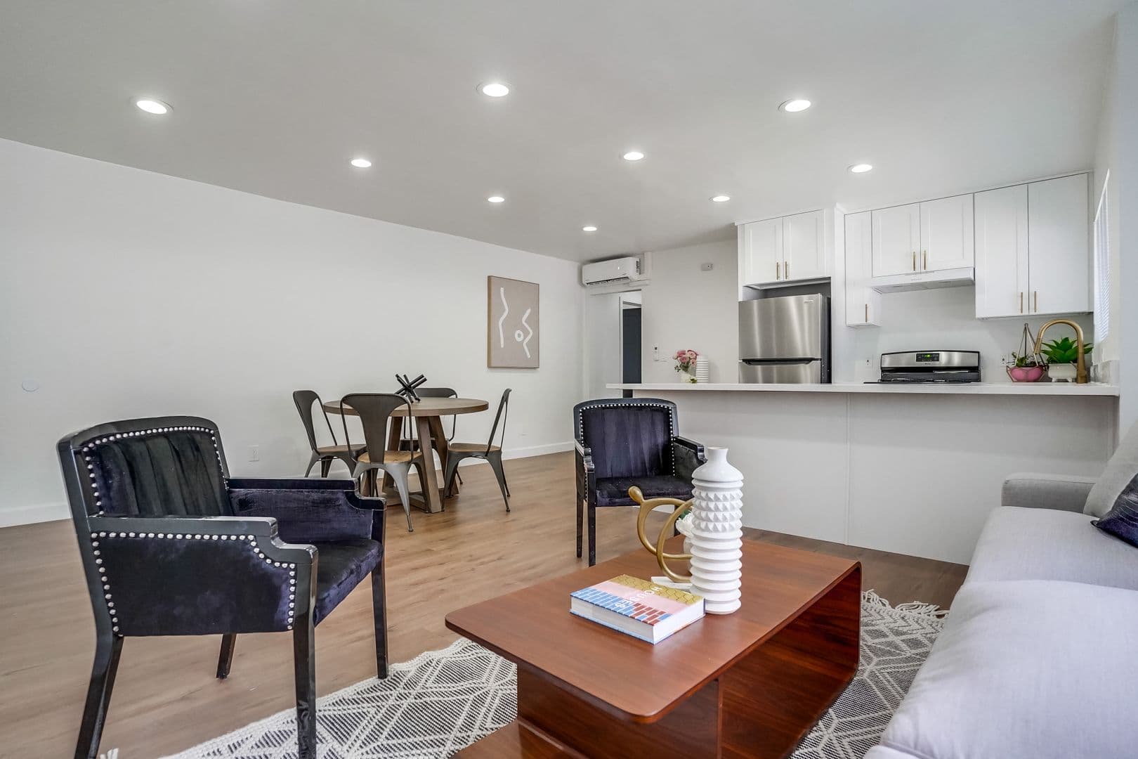 North Hollywood Apartment: 11731 Kittridge St