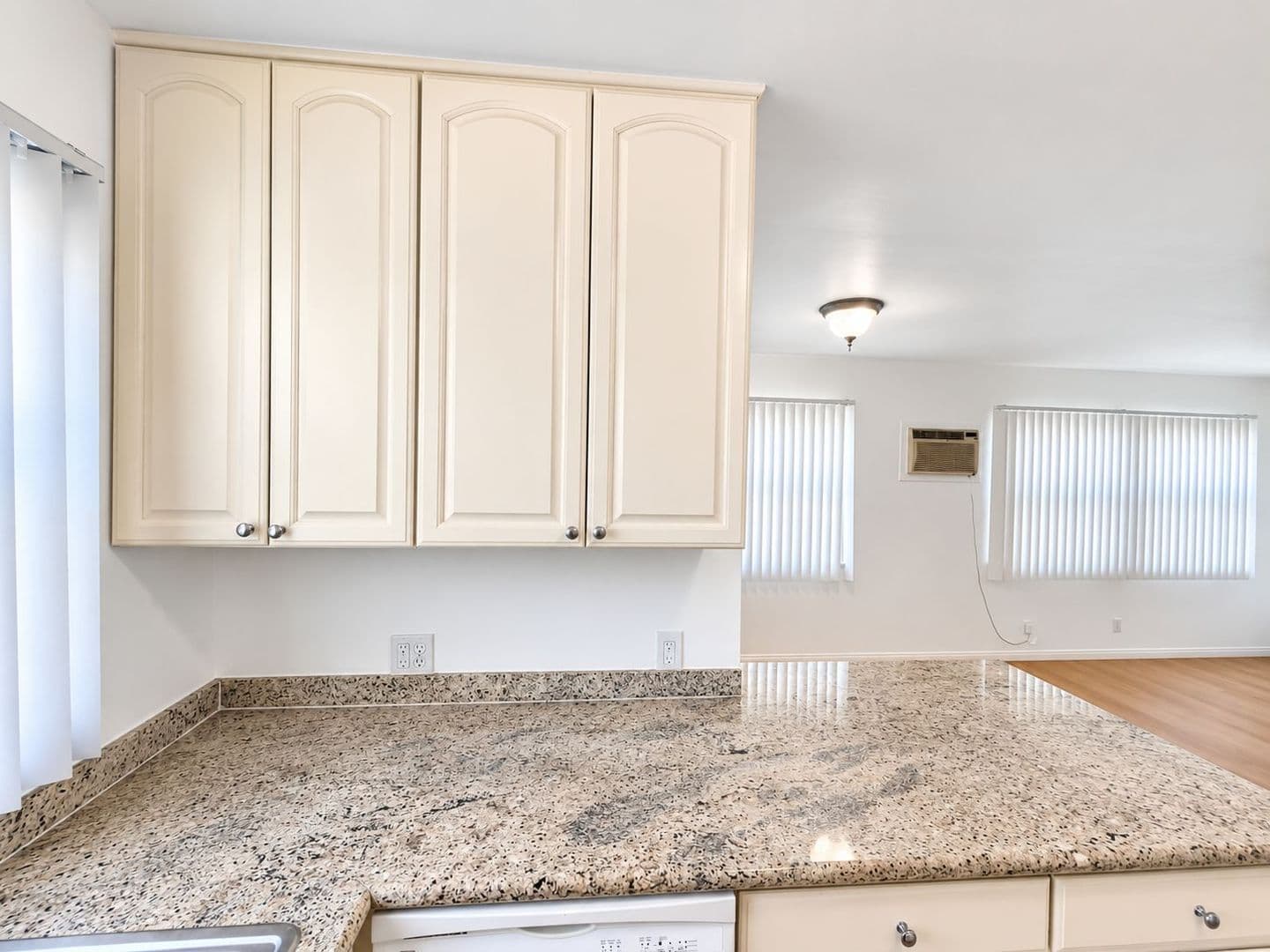 North Hollywood Apartment: 12805 Vanowen St