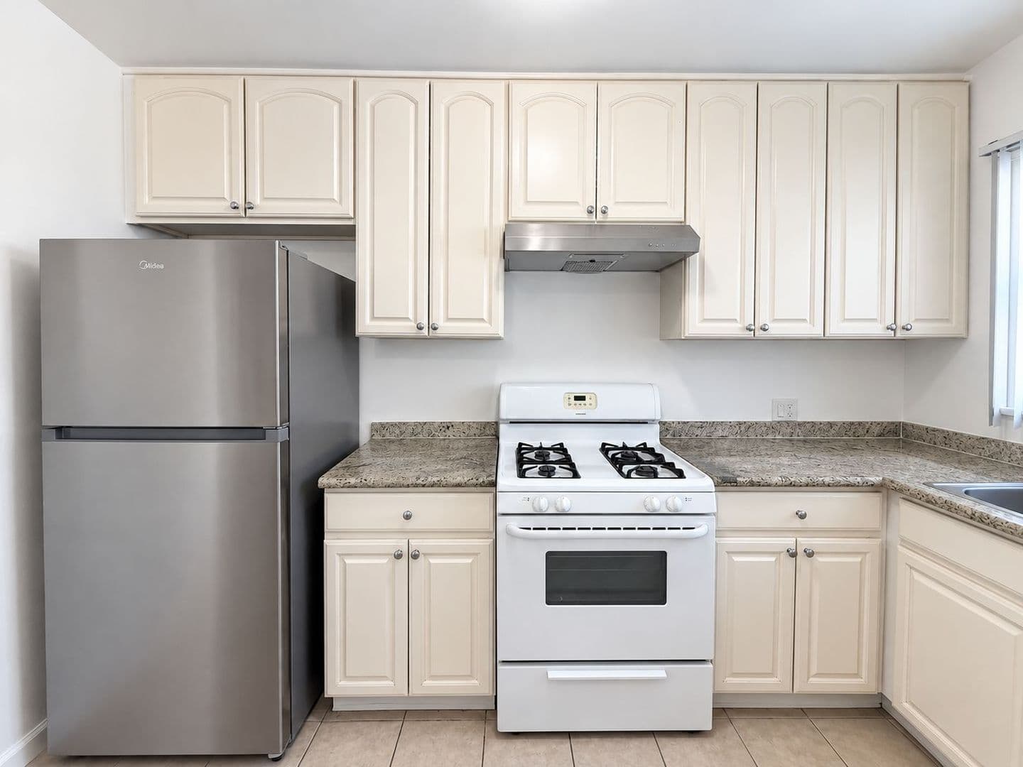 North Hollywood Apartment: 12805 Vanowen St