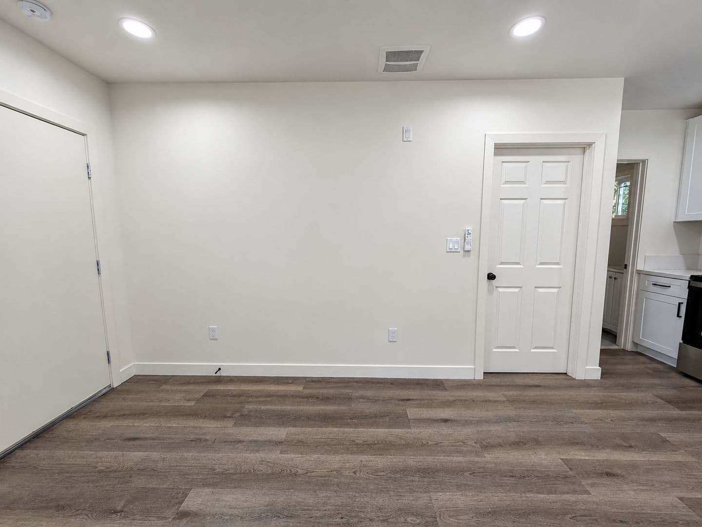 Van Nuys Apartment: 14108 Gilmore St