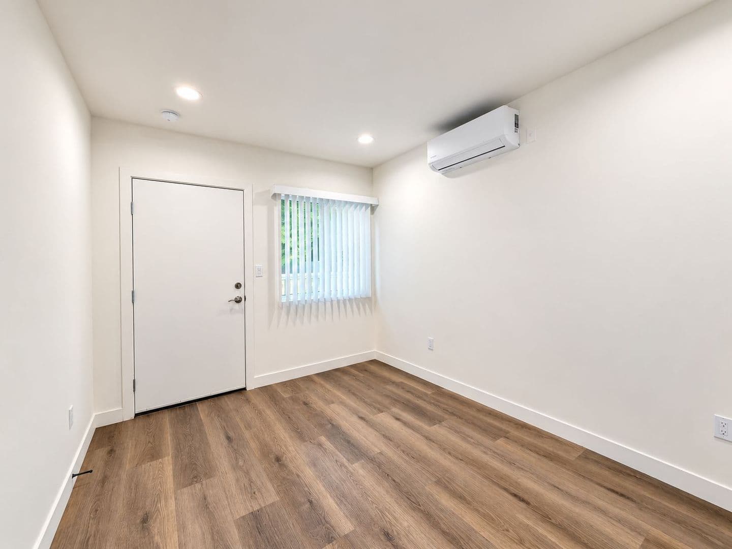 Van Nuys Apartment: 14108 Gilmore St