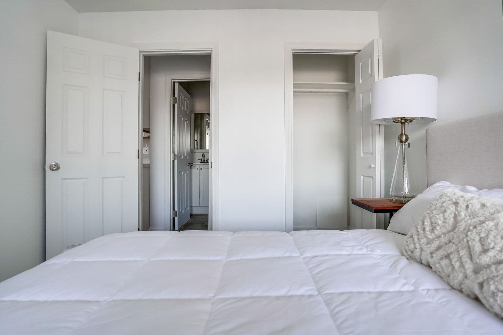 Van Nuys Apartment: 14235 Vanowen St