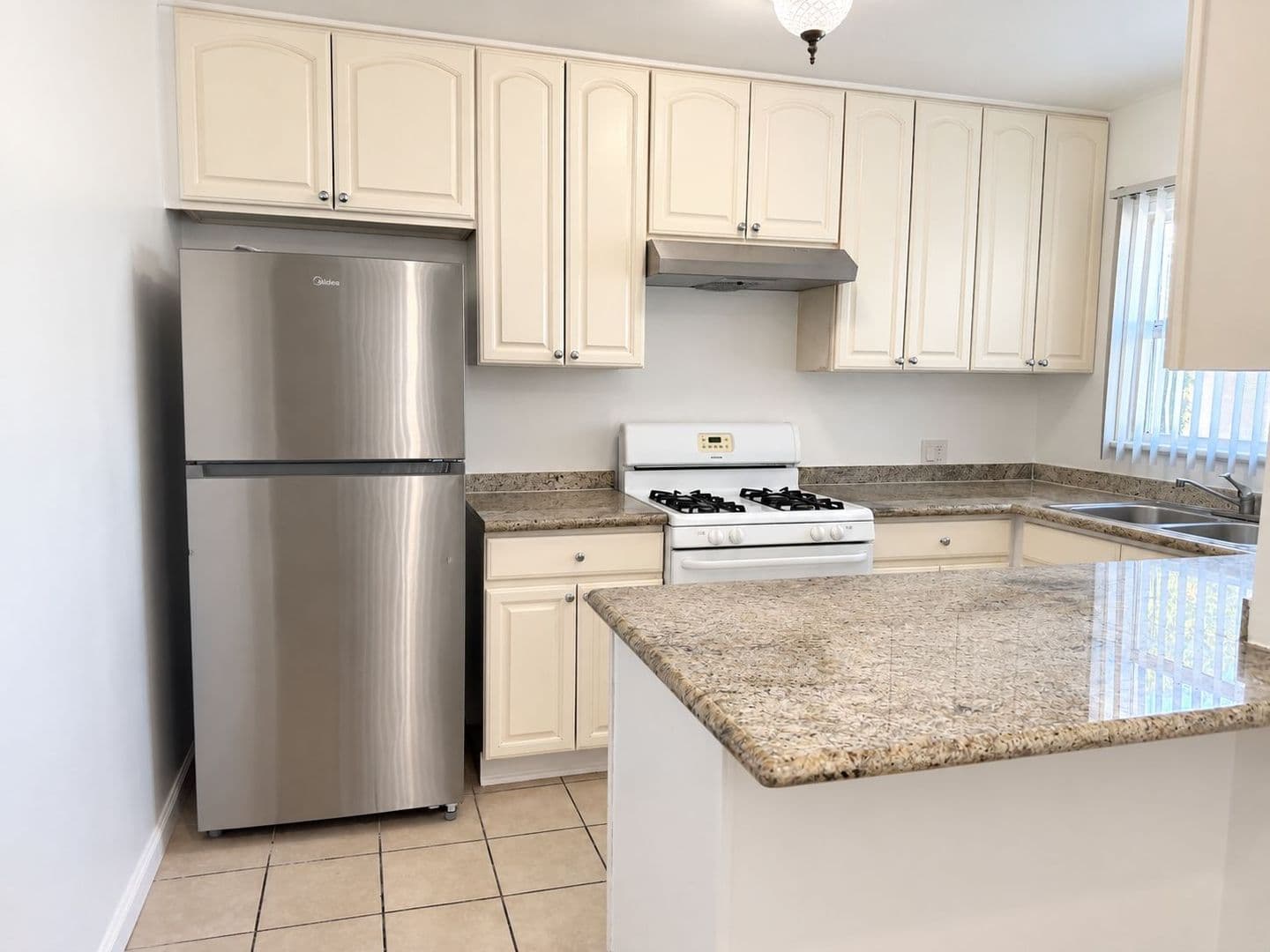 North Hollywood Apartment: 12805 Vanowen St