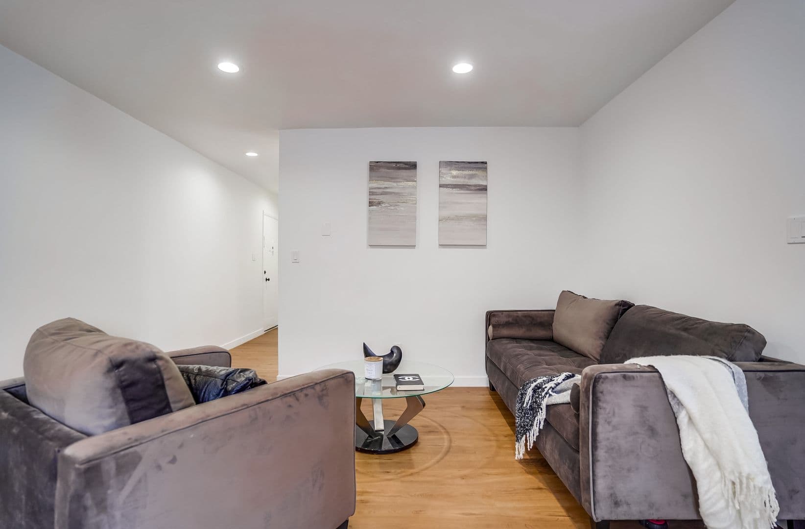 Van Nuys Apartment: 14227 Gilmore St