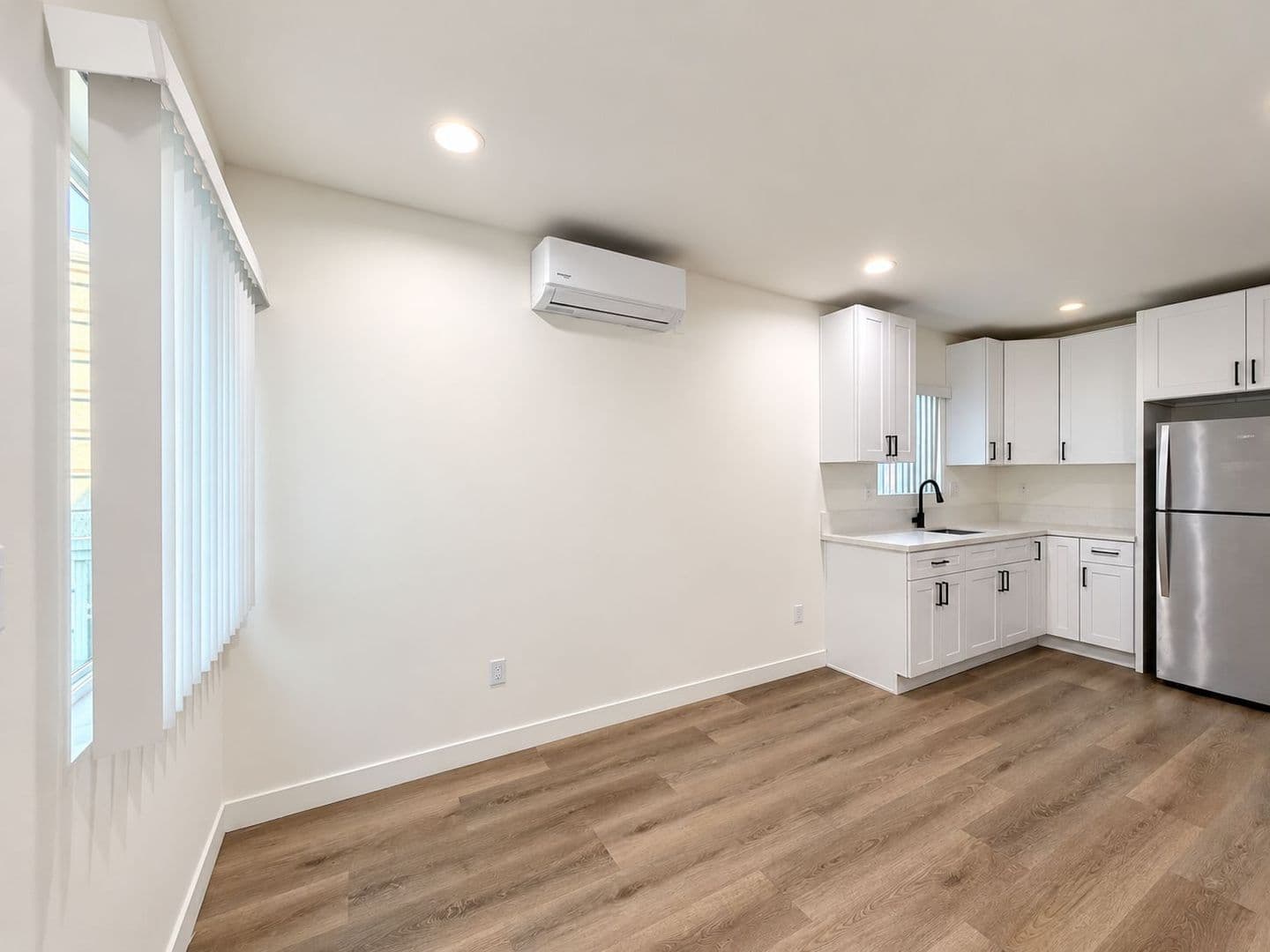 Van Nuys Apartment: 14108 Gilmore St