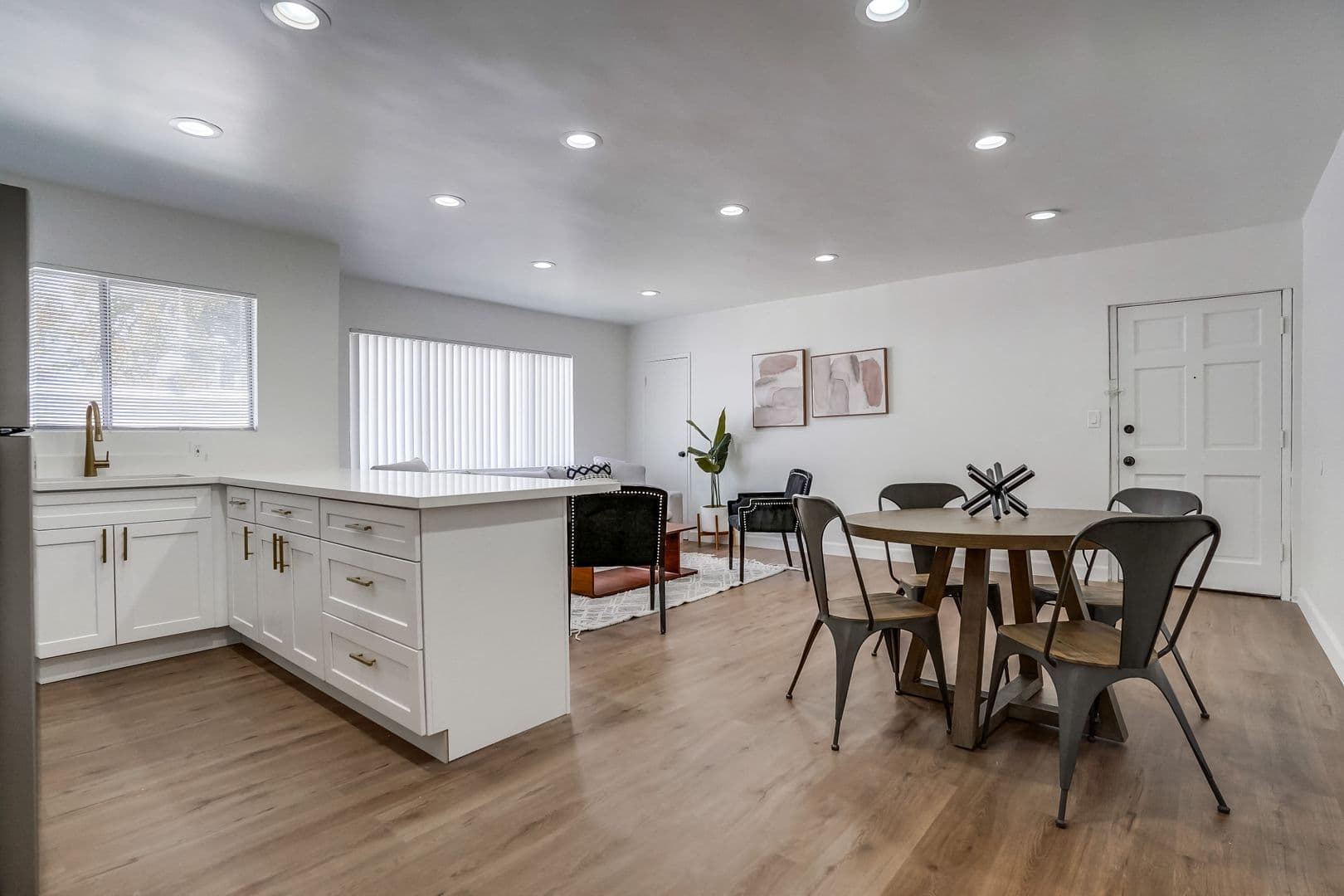 North Hollywood Apartment: 11731 Kittridge St