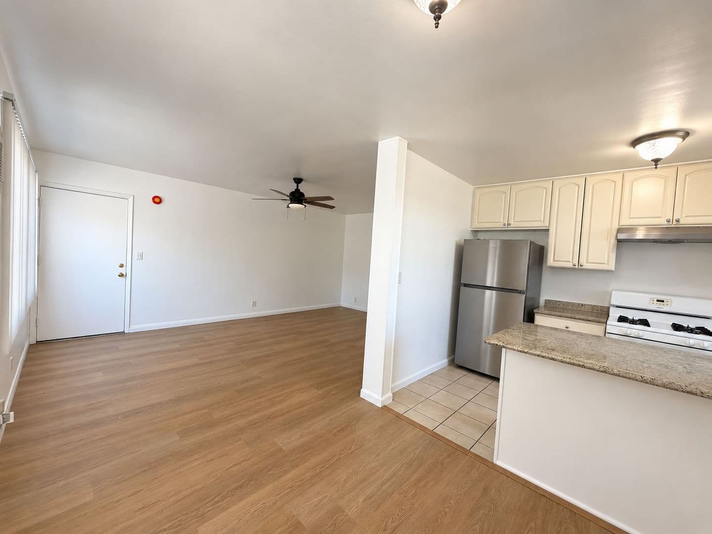 North Hollywood Apartment: 12805 Vanowen St