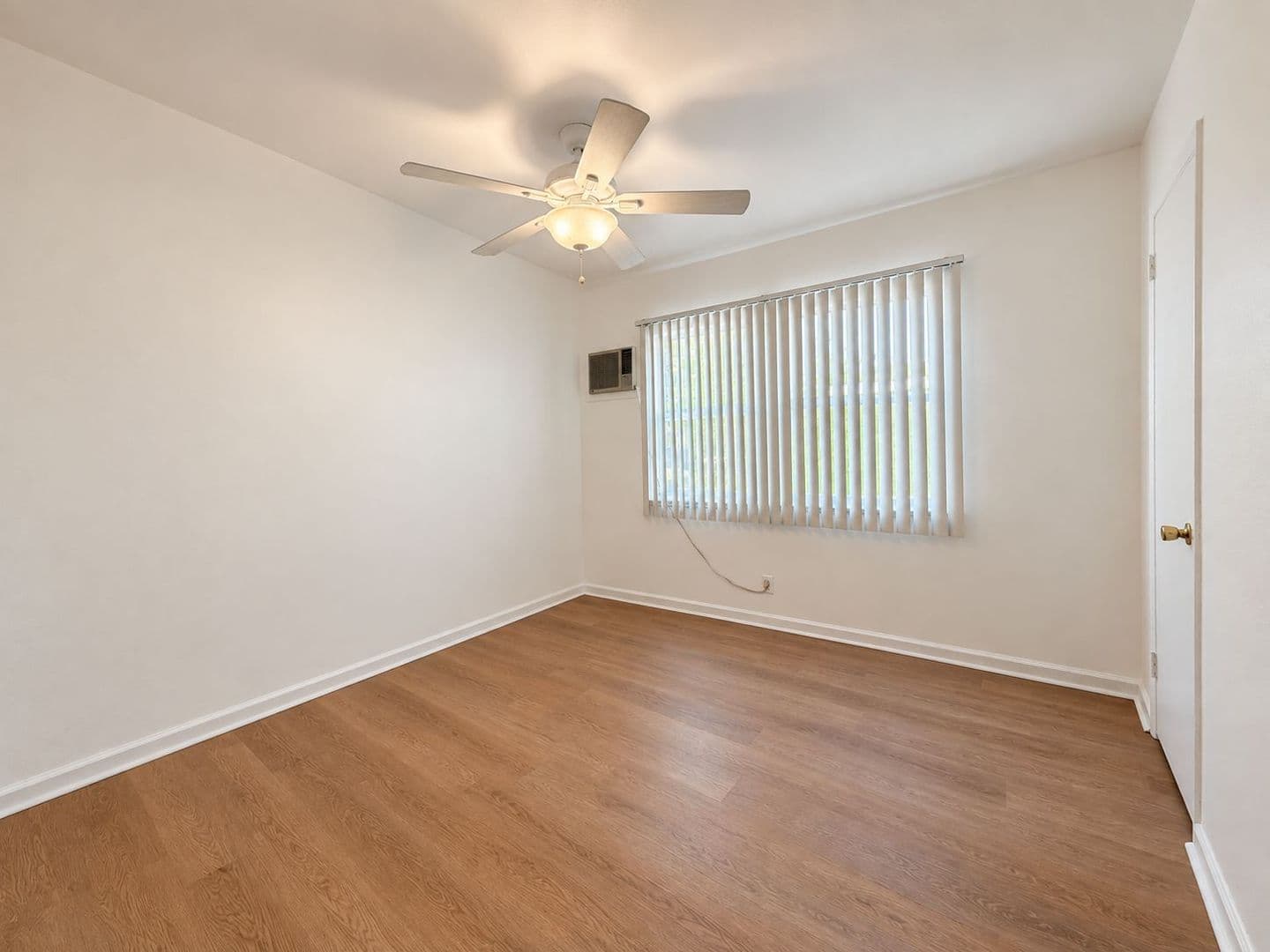 North Hollywood Apartment: 12805 Vanowen St