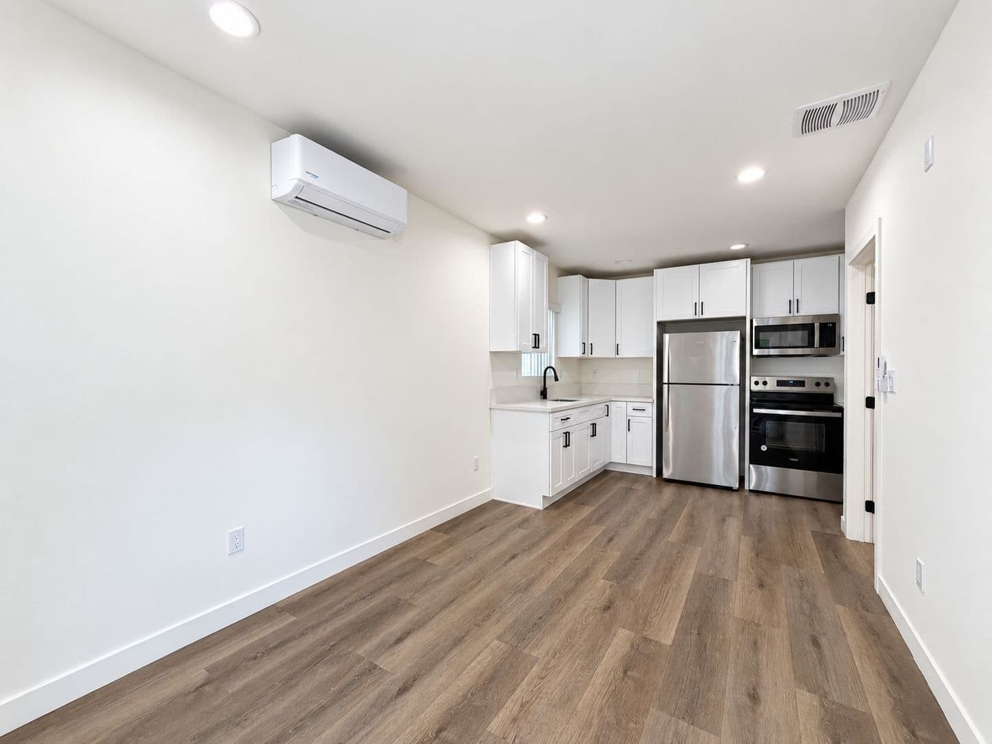 Van Nuys Apartment: 14108 Gilmore St