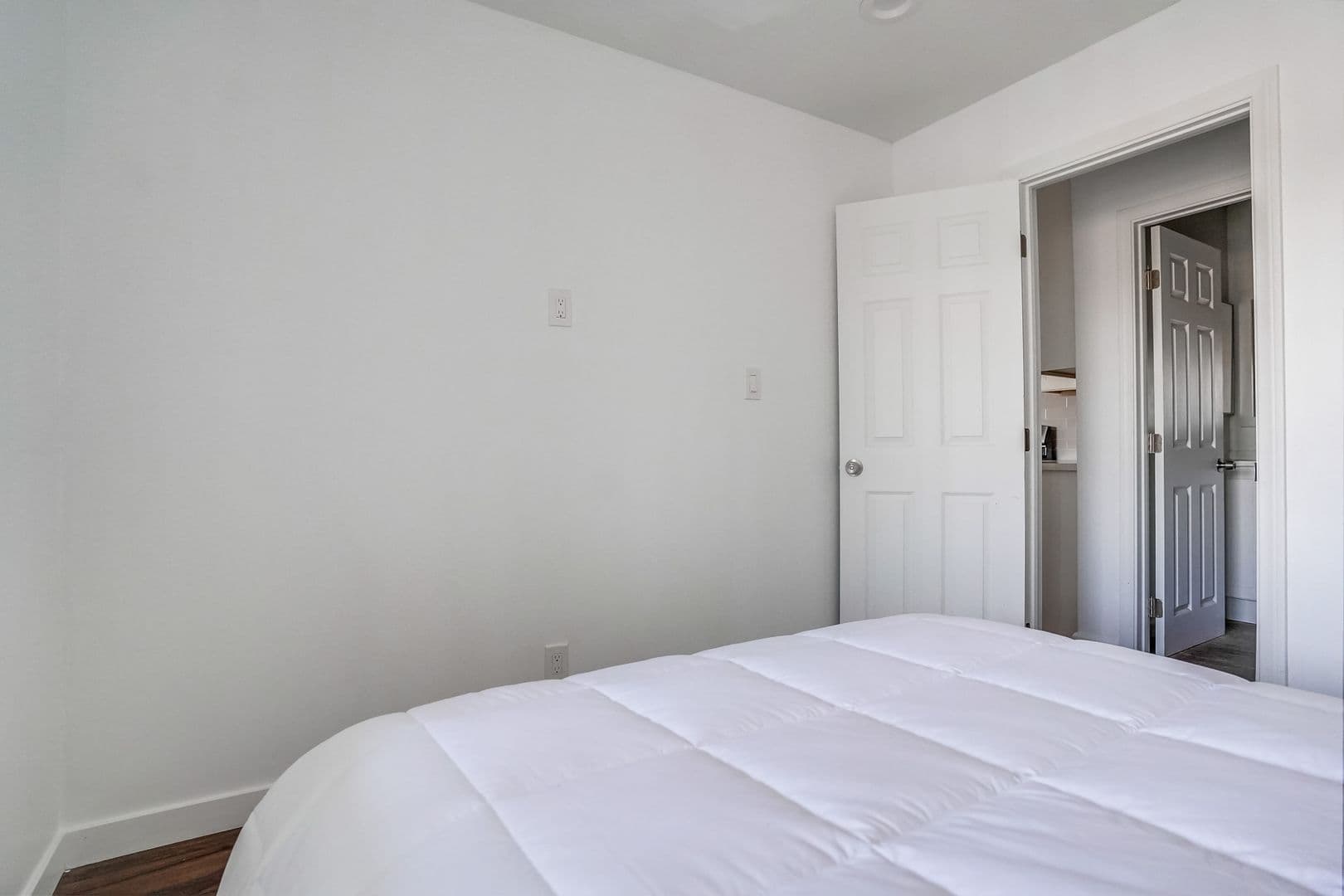Van Nuys Apartment: 14235 Vanowen St